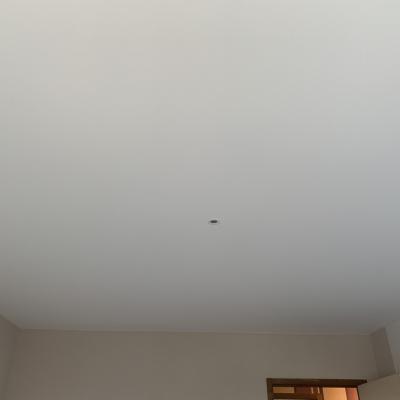 Pose de plafond tendu par esquisse peinture